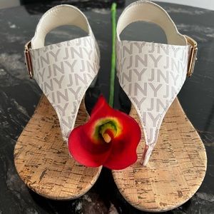 JONES NEW YORK SIGNATURE Monogram Thong Sandals Size 6M Cream / Ivory Pre-Owned